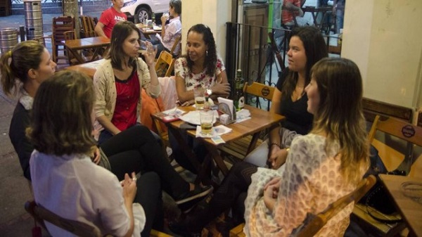 Grupo de mulheres se encontra em bar. Foto: Mazé Mixo/Extra.