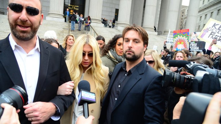 Ke$ha deixa a Suprema Corte do Estado de Nova York. Fonte: Raymond Hall/Getty Images
