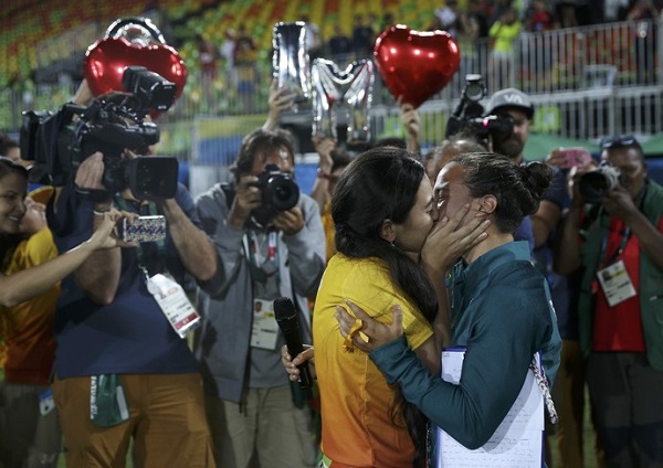 Agosto/2016 - Isadora Cerullo, jogadora de rugby do Brasil após receber pedido de casamento de sua namorada, Marjorie Enya, gerente de serviços do rugby. Foto de Alessandro Bianchi/Reuters.