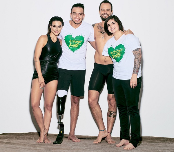 Da esquerda para direita: Cleo Pires, Renato Leite, Paulo Vilhena e Bruna Alexandre nos bastidores da sessão de fotos da campanha "Somos Todos Olímpicos". Foto: Divulgação/Vogue Brasil.