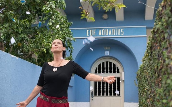 Cena do filme Aquarius (2016).