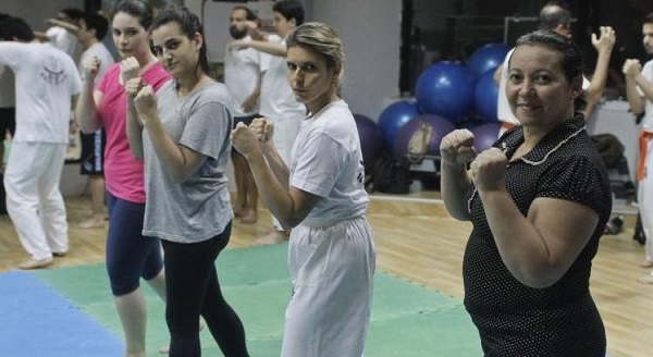 Mulheres fazem Krav Magá para defesa pessoal. Foto de Dayvison Nunes/JC Imagem.