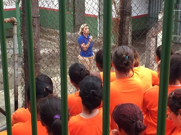 Setembro/2015 - Apresentadora Andressa Urach faz palestra e distribui seu livro no Presídio Feminino de Florianópolis. Foto de Andressa Urach/Ego.