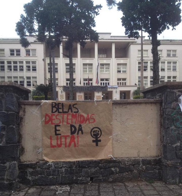 Cartaz em escola ocupada no Paraná. Foto da autora do texto: Marcielly Moresco.