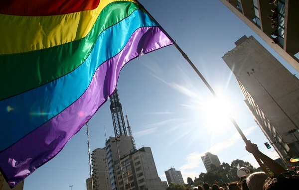 São Paulo, 2010. Bandeira do arco-íris na Avenida Paulista. Foto de Daigo Oliva/G1.