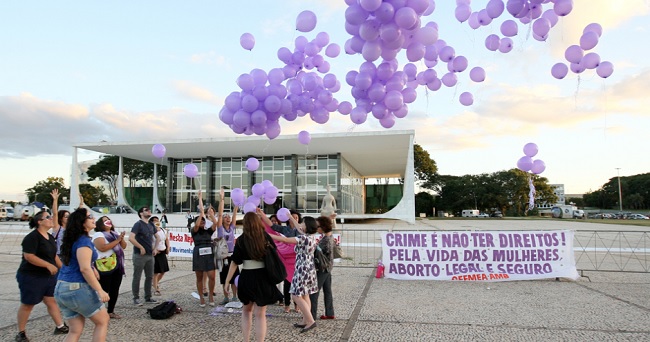 Abril/2012. Em frente o prédio do STF, manifestantes comemoram decisão favorável a interrupção da gravidez em casos de fetos anencéfalos. Foto de Sergio Lima/Folhapress.