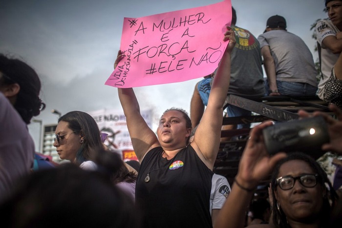 Setembro de 2018. Mulheres protestam contra o candidato a presidência, Jair Bolsonaro. Foto de Victor Moriyama/Getty Images. 
